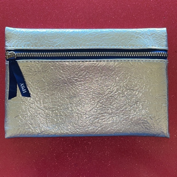 3/$10 Ipsy Glam Bag New Unused Dec 2019 Silver Metallic Cosmetic Makeup Clutch - Picture 1 of 7